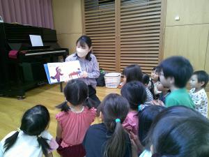 4歳児が絵本を読んでもらっています