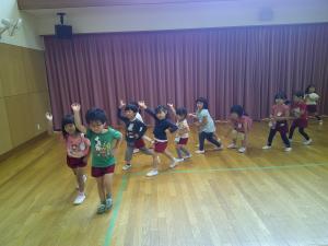 4歳児がキラキラしながら歩いています