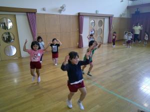 4歳児が大きいリンゴをもって歩いています