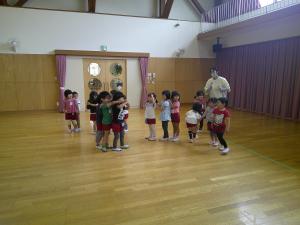 4歳児が友達とリムジンに乗っています