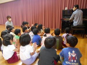 5歳児がリトミックの先生と一緒に歌を歌っています