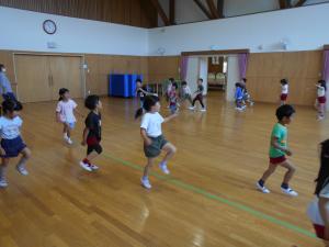5歳児がピアノに合わせてからどぉ動かしています
