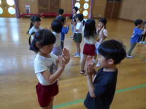 5歳児が友達と手合わせをしています