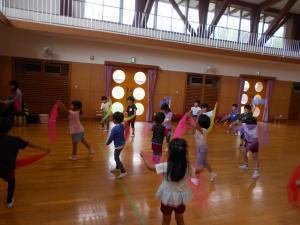 5歳児がリトミックを楽しんでいます