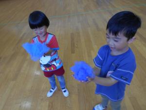 5歳児がお花を咲かせています