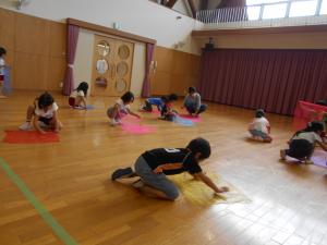 5歳児が布をきれいに畳んでいます