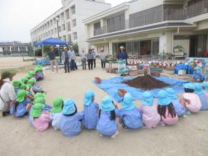 地域の方と花を植える話を聞いています