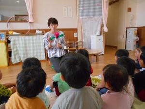 チューリップのはなこさんの歌を歌っている子ども達