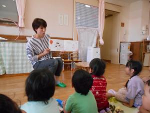 絵本を見ている子ども
