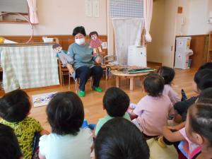 ペープサートを見ている子ども達