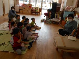 お話の先生に楽しいお話をきかせてもらう3歳児