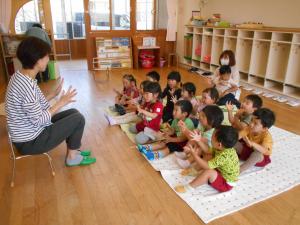 手遊びをする子ども達