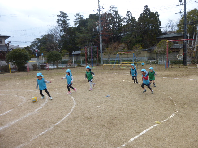 4歳児　サッカー教室　試合をがんばりました