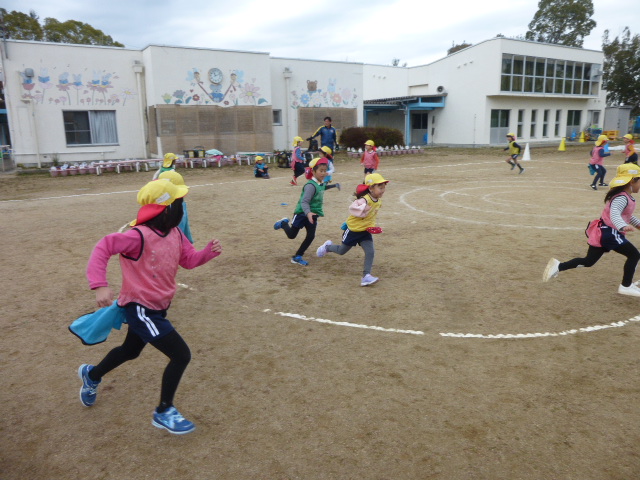 5歳児　サッカー教室　しっぽとり鬼ごっこをしました