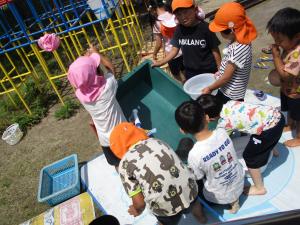 傾けると水が集まるよ
