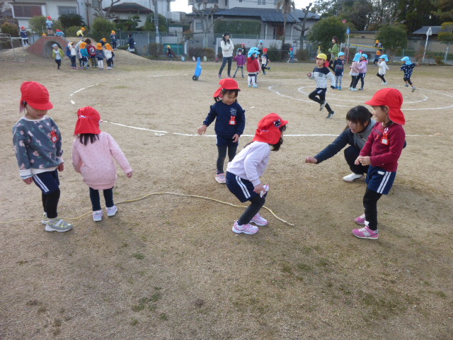 3歳児　縄遊びをしました