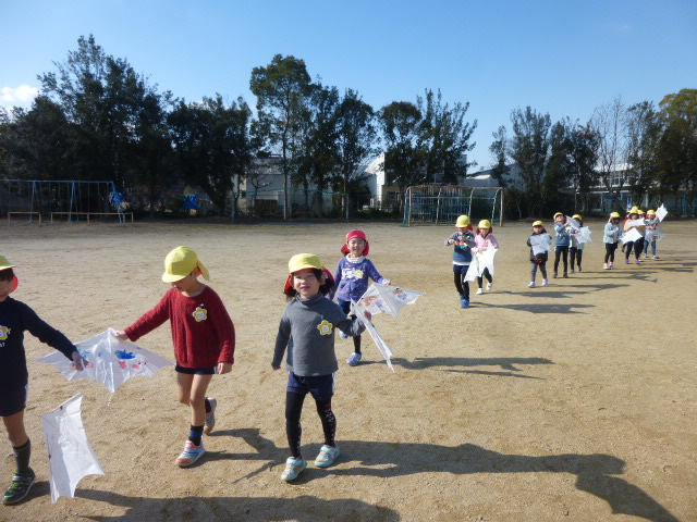 5歳児　たこをつくりました。空まであがるかな