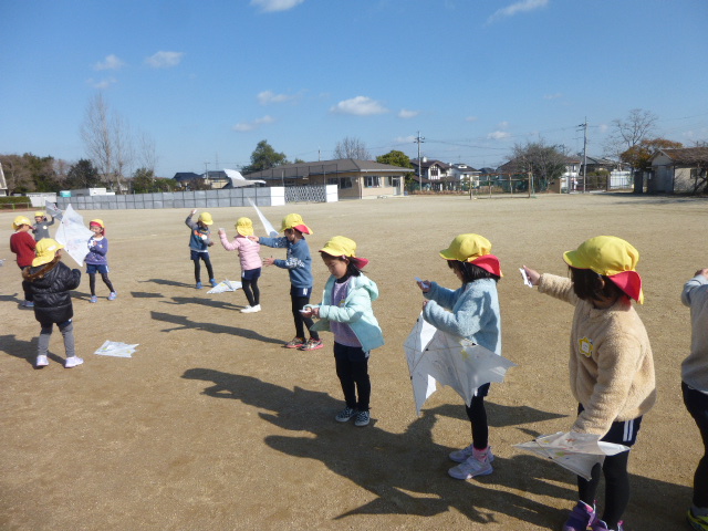 5歳児　小学校の校庭へたこあげをしにいきました