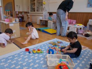 好きな玩具を選んで遊んでいます。