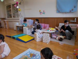 おままごとコーナーで遊んでいます