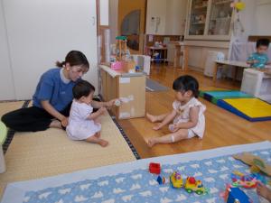 姉妹で一緒にボール遊び