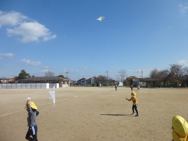 5歳児　小学校の校庭でたこあげをしました