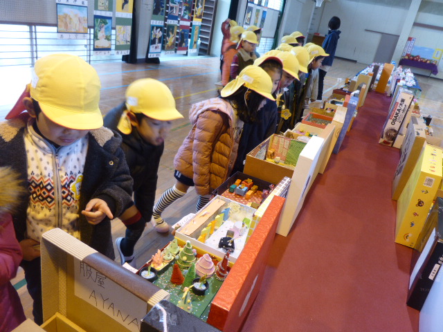 5歳児　東登美ヶ丘小学校の作品展を見に行きました