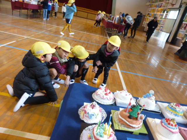 5歳児　小学校の作品展をみにいきました