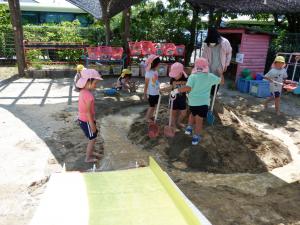佐保幼稚園　火山遊び