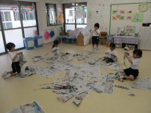 新聞紙をちぎっています