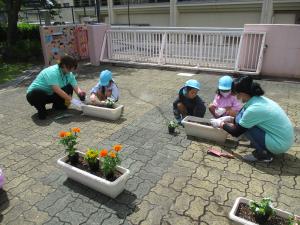 地域コーディネーターと花植え1