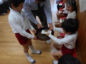 お菓子を配っています