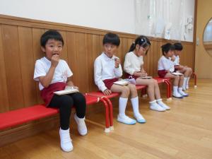お菓子をいただく5歳児