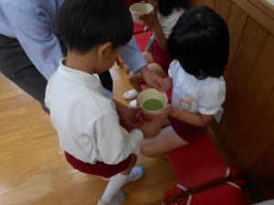 お抹茶を配っています