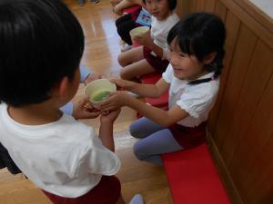 お抹茶を受け取ています