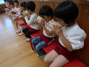 お抹茶をいただいています5歳児