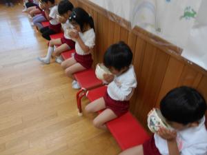 お抹茶をいただいている5歳児の子ども達