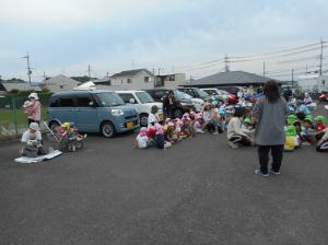 みんなで職員駐車場に避難している所。