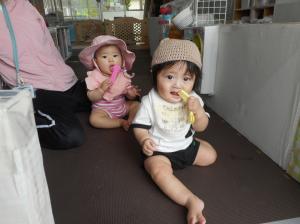 2人仲良く座っている所