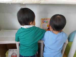 2人で曲を聞いている所