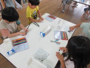 5歳児6月の製作切り紙の様子