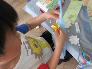 5歳児七夕飾り作り切り紙の様子