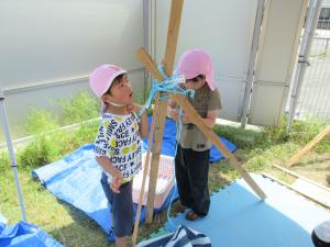 5歳児園庭遊びでのテントづくりの様子