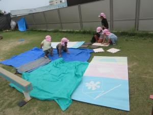 5歳児園庭での家づくりの様子