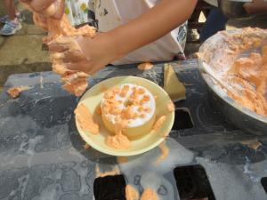5歳児園庭での泡を使ったケーキ作りの様子