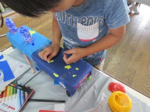 5歳児電車作りで星を装飾する様子