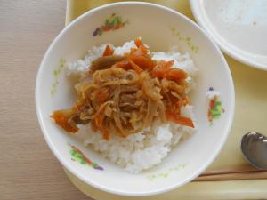 かて飯の具をご飯に乗せた写真