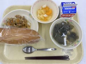 パン・牛乳・チャプチェ・わかめスープ・杏仁豆腐