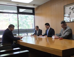 左から、清水勉奈良県議会建設委員会委員長、谷口宗男奈良商工会議所副会頭、仲川げん奈良市長、乾昌弘奈良市観光協会会長の画像