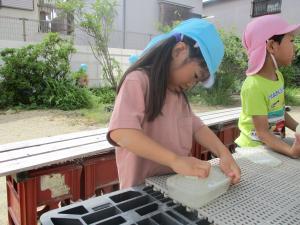 おろし金で石鹸を削る